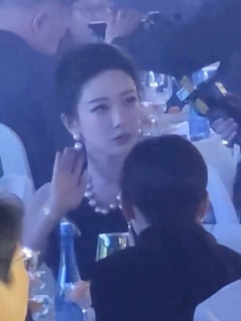 杨紫白玉兰提名晚宴珍珠耳环小插曲