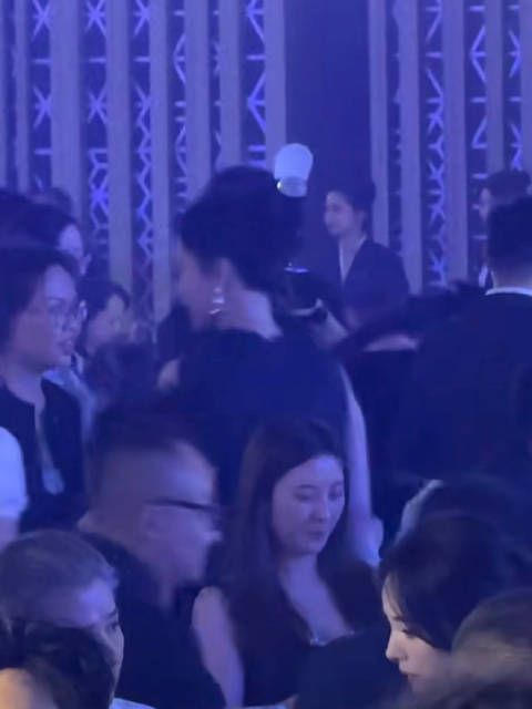 晚宴上的杨紫好亮眼 在聊什么呀