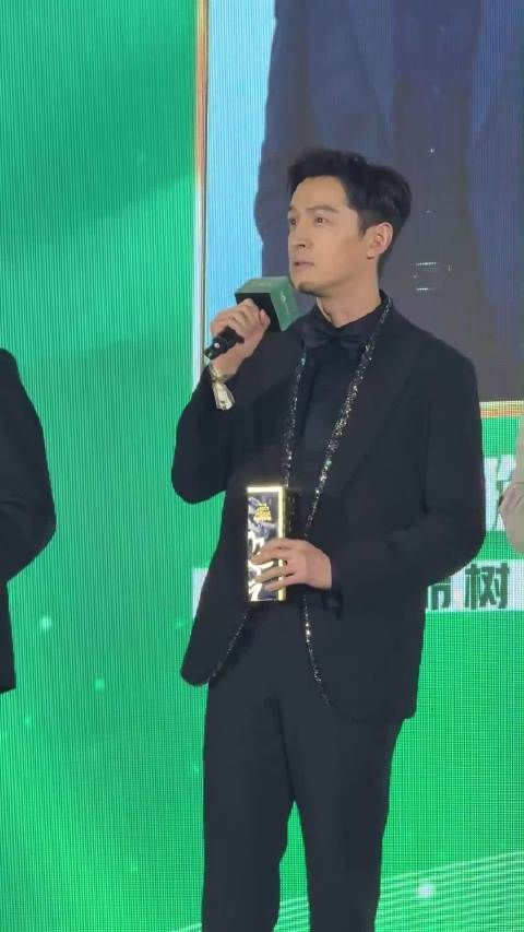 胡歌白玉兰晚宴谈提名感受，坦言见贤思齐将继续努力