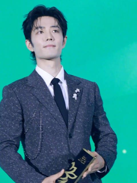 肖战在上登台，领取“最佳男主角”奖提名荣誉