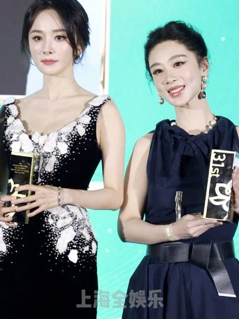 两位女神你们继续吧 这对我的眼睛来说是顶级享受！