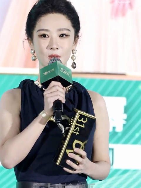杨紫着纪梵希亮相白玉兰晚宴致敬赫本