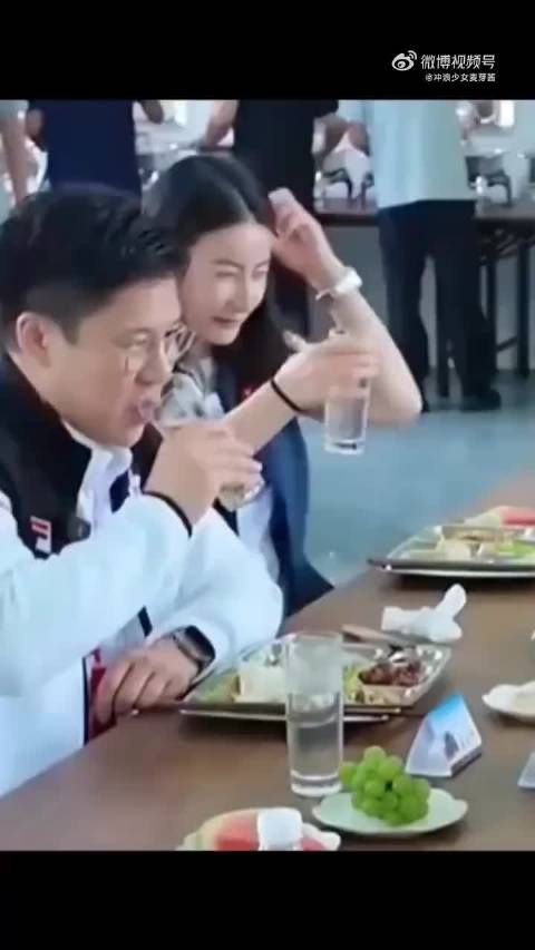 看见郭晶晶的吃饭细节，才明白她的素养有多高