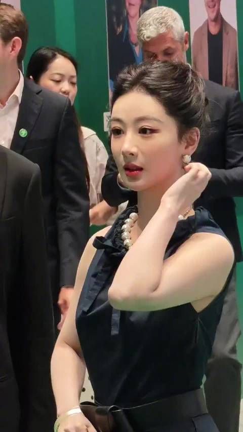 杨紫状态真好啊，完全生频的顶光，皮肤好细腻，美到不行