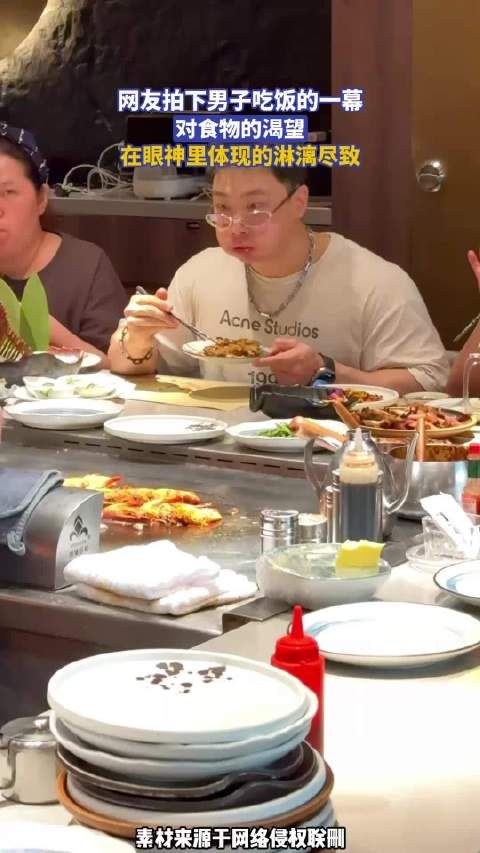 网友拍下男子吃饭的一幕，对食物的渴望，在眼神里体现的淋漓尽致