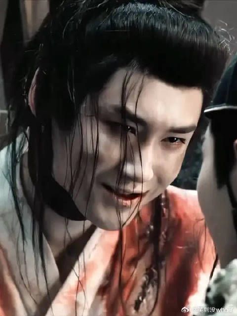 秉烛这下也是有人护着了