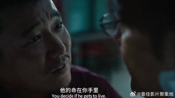 劫匪无路可走 逼问医生要儿子病情结果，下秒他回应亮了