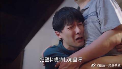 贺爸平安回家，贺灿阳抱住爸爸的那一刻，瞬间泪崩