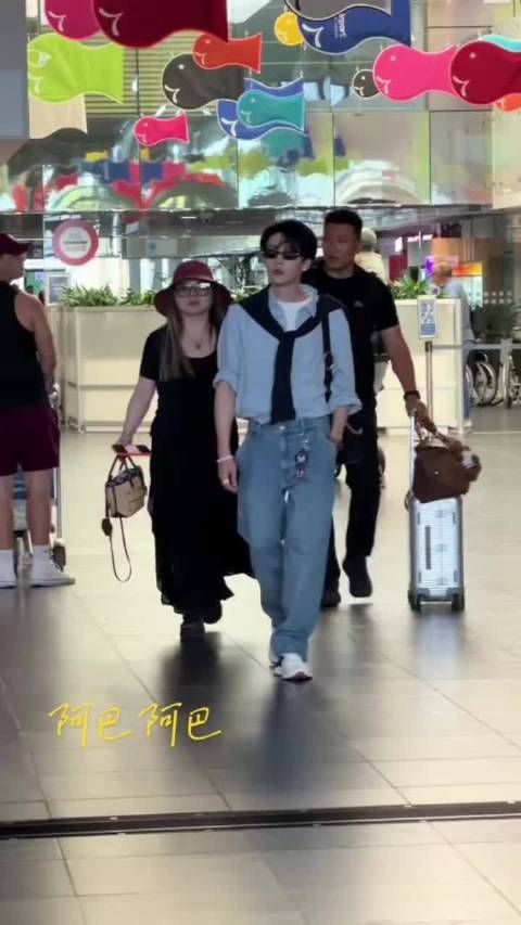 檀健次机场宠粉回应粉丝挽留