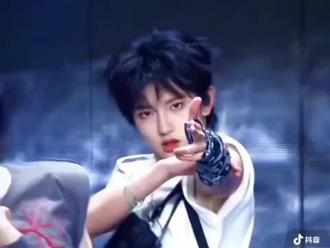穆祉丞巡演要求粉丝备手掌大小纸