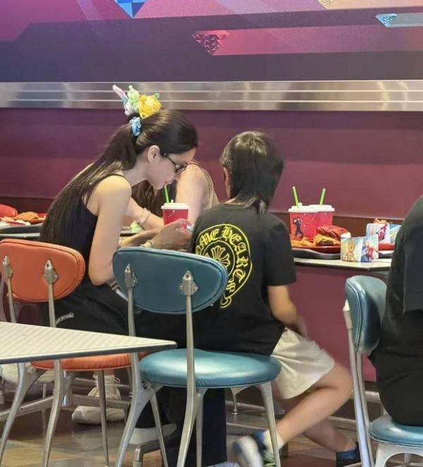 小海绵留着狼尾发型。