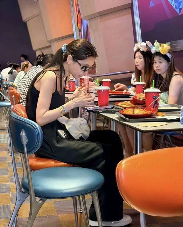 baby穿着吊带扎马尾，整个人非常低调。