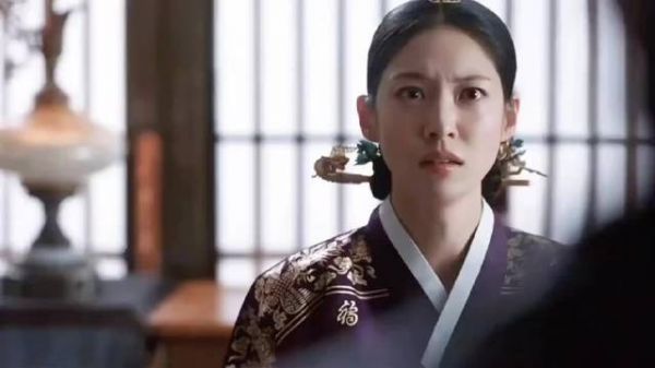 大妃情绪决堤的瞬间，大君内心想必也正经历着难以言说的煎熬