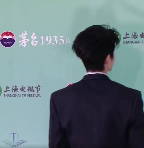 这个张凌赫来回找定点拍照，我都像在看现偶