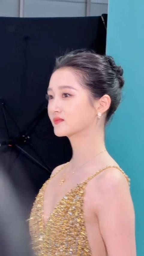 关晓彤就这么闪耀白玉兰