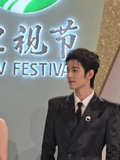 肖战走红毯全程笑意满满