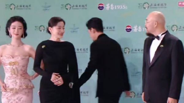 胡歌生命树剧组合照让C位
