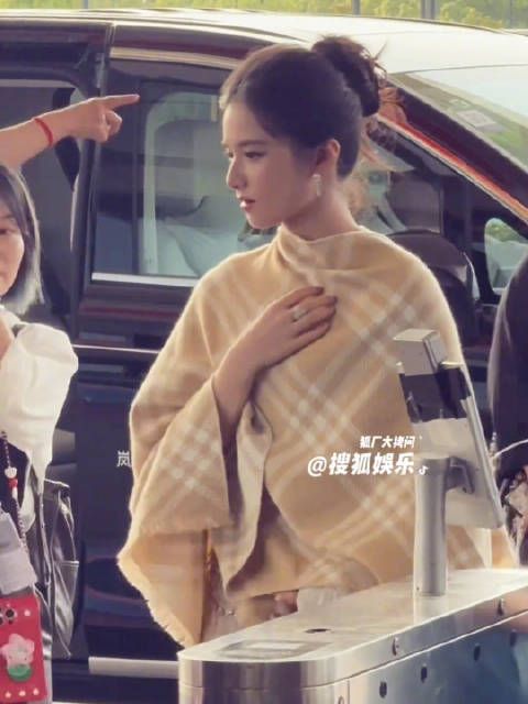 张婧仪披肩女神