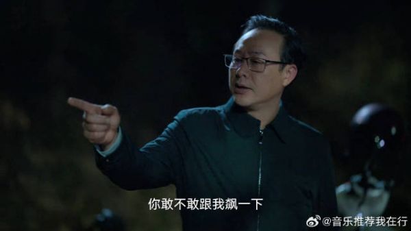 强哥骑电驴跟晓晨比飙车 还答应了他的赌约，晓晨反应亮了