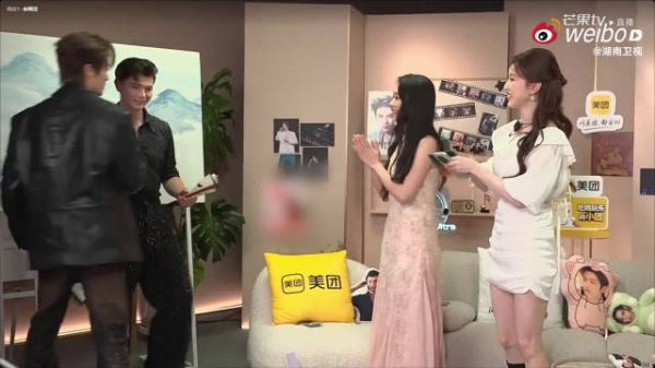 侯明昊歌手直播教艾略特舞扇，国风互动治愈观众