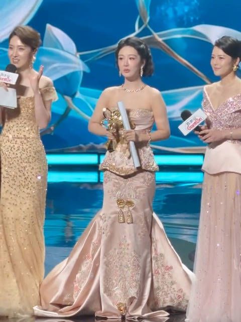 首获白玉兰奖最佳女主角，忍不住哭了！（新浪电视）