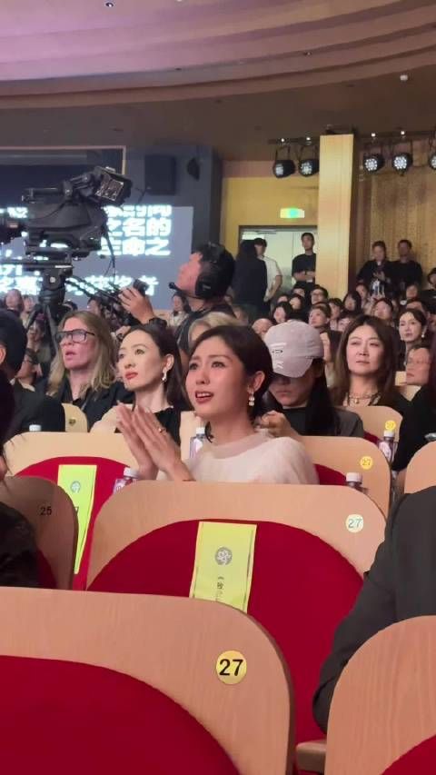 邢菲连续两条微博为《生万物》送上真挚祝福…