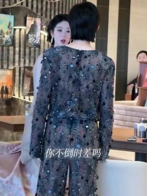 俪姐问紫：你不倒时差吗 杨紫：昨天晚上前天晚上完全没睡着…