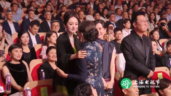 大大的拥抱，真挚的眼神，杨幂就是天使