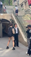 网友巴黎偶遇苏有朋拍广告，真是没认出来 苏有朋这下变陈志朋了