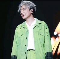 歌手海来阿木为什么会在演唱会上跪谢观众？