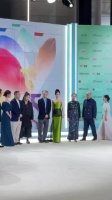 白玉兰红毯 万物生剧组杨幂好白好美啊，秦海璐老师也好美