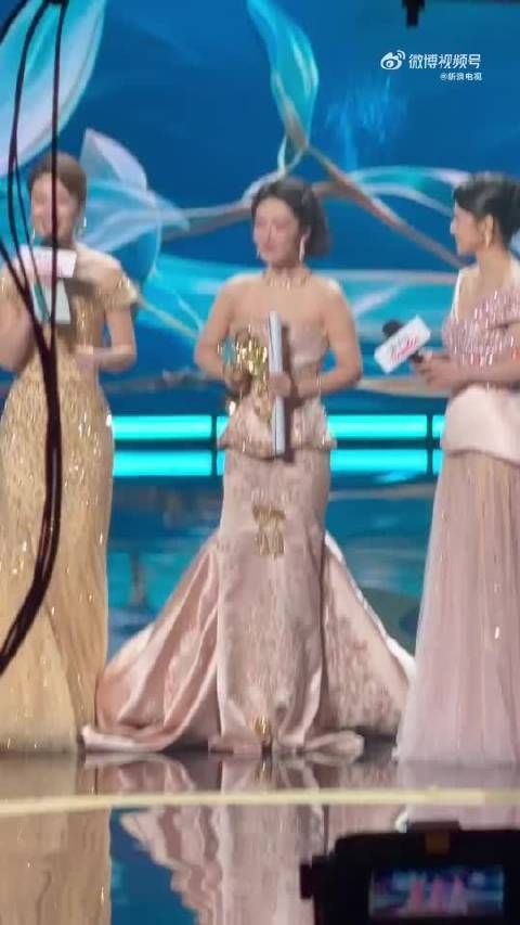 杨紫凭借生命树拿下白玉兰视后热度直接爆了，杨紫现场拿奖后哭了