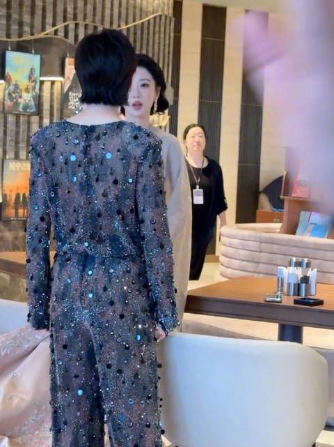 杨紫孙俪白玉兰后台打招呼，就算两个晚上没睡觉的紫状态依旧这样好！