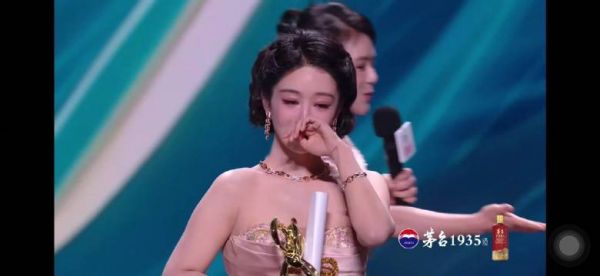 杨紫凭生命树斩获白玉兰视后