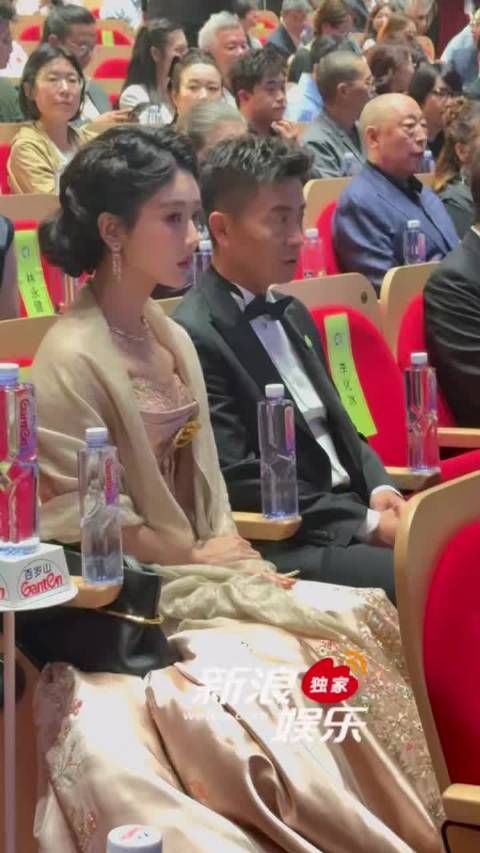 杨紫到达白玉兰内场入座，和导演聊天中
