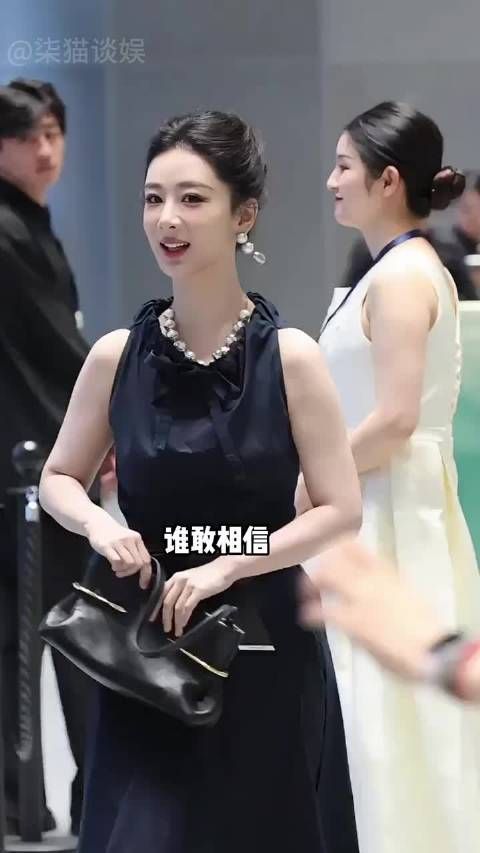 为何杨紫白玉兰发言会紧张？看到赵丽颖泪洒颁奖台，才懂敬畏之心