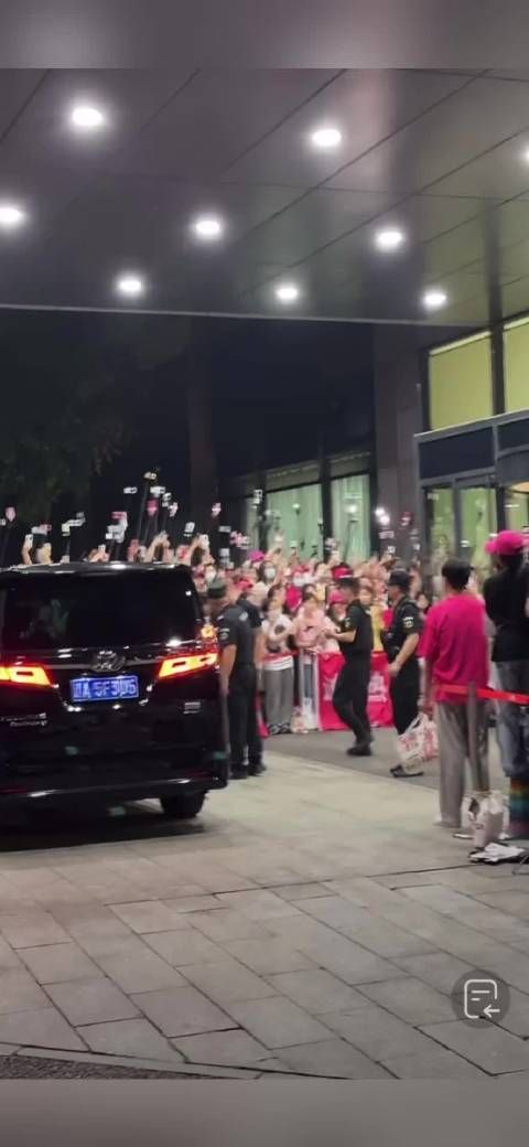 迪丽热巴6月27日抵沈阳引混乱，粉丝围堵致场面失控