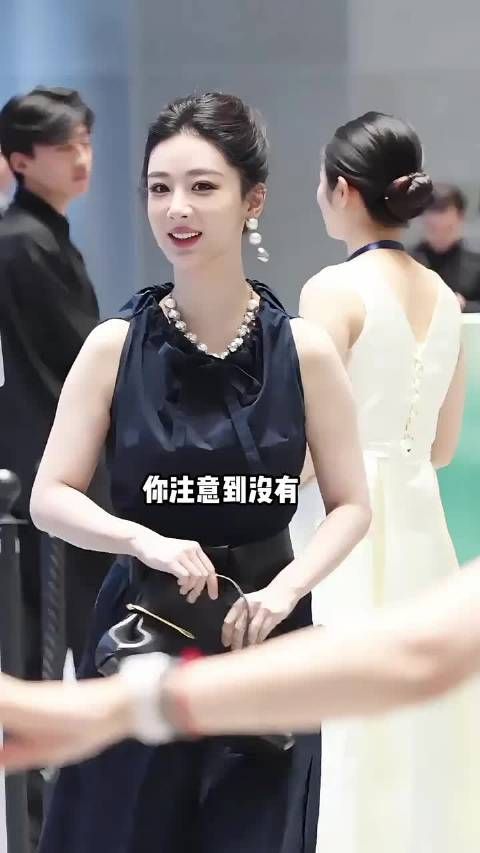为何杨紫总是全裹出境？一段路透曝光，实力派不需华服也自带光芒