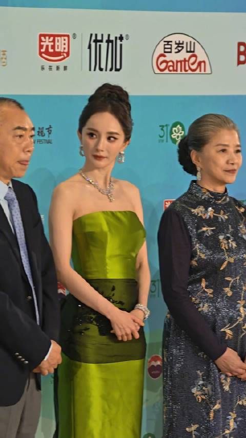 杨幂牛油果绿礼服惊艳十足