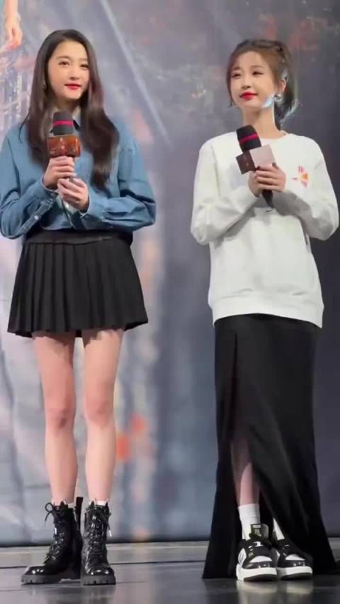 关晓彤和虞书欣同台，这满屏的大长腿欣欣子真比不了啊
