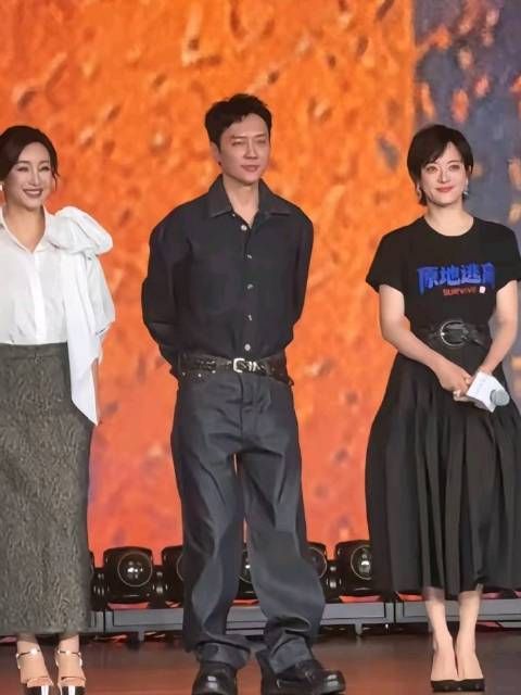冯绍峰发布会造型引热议，裤子搭配显身材五五分
