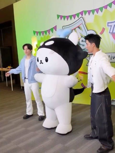 sansan老师教学员舞蹈动作，示范雨刮器动作