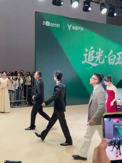 哇靠这个红毯退场真的有点晕腿了，太出众了男神