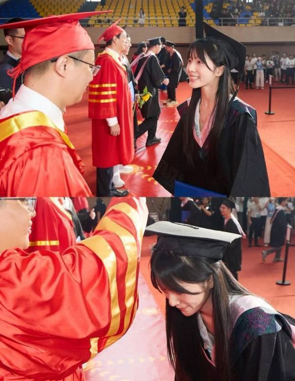 李思潼穿学士服拨穗。
