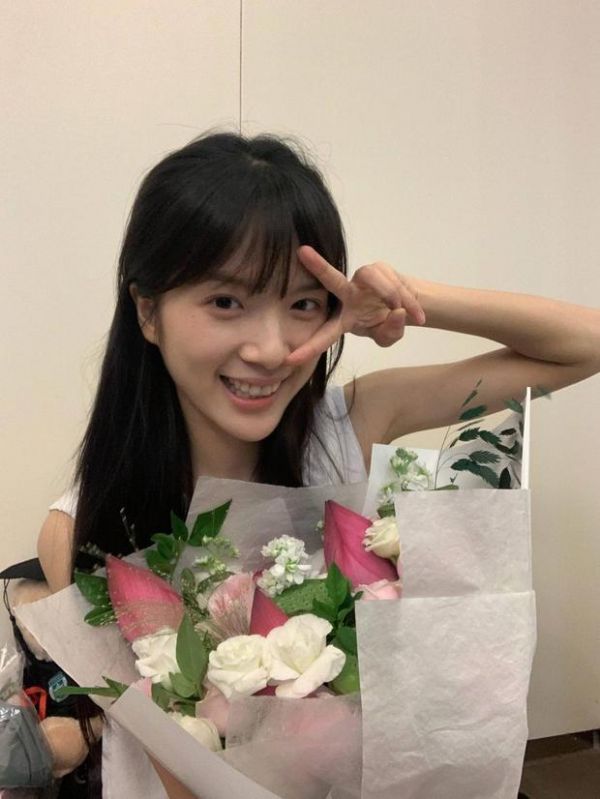 搜狐娱乐讯 6月27日，李思潼晒出自己的毕业典礼美照，照片里的她对镜微笑，笑容超甜。