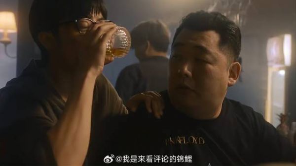 小胖故意为难美女 小伙心疼要挡酒，小胖秒懂爱上了