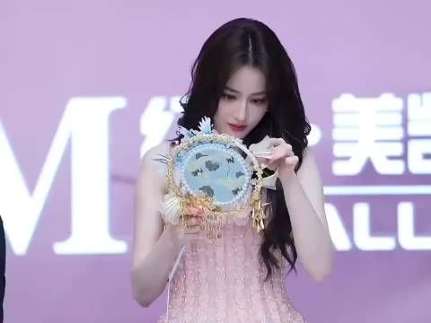 迪丽热巴专注手工制作展现温柔气质