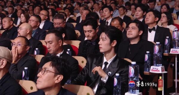 杨紫摘“白玉兰视后”的瞬间！杨幂笑出了女演员间的另一种美好