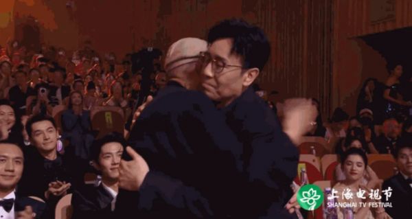 杨紫摘“白玉兰视后”的瞬间！杨幂笑出了女演员间的另一种美好