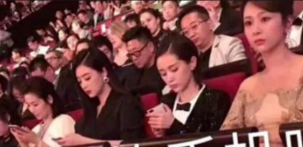 杨紫摘“白玉兰视后”的瞬间！杨幂笑出了女演员间的另一种美好
